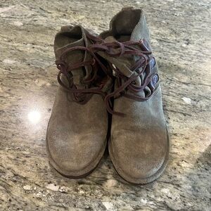 UGG Womens Boots Army Green Suede Lace Up Ankle Bootie Sz 6 Unlined